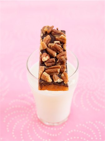 simsearch:600-02801130,k - Toffee Bar on top of Glass of Milk Stock Photo - Premium Royalty-Free, Code: 600-02913084