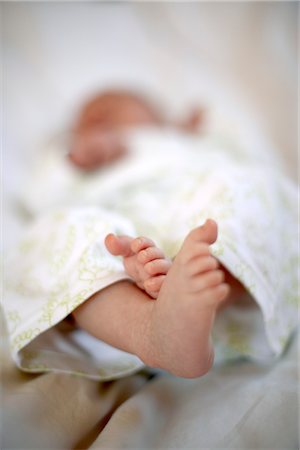 Gros plan des pieds du bébé nouveau-né Photographie de stock - Premium Libres de Droits, Code: 600-02922650