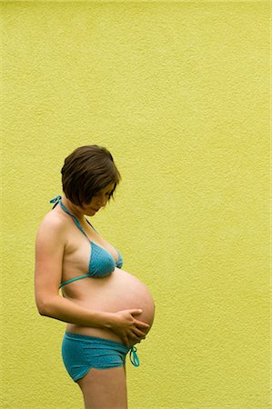 simsearch:600-02922775,k - Profile of Woman, Nine Months Pregnant, Touching Her Belly Foto de stock - Sin royalties Premium, Código: 600-02922765