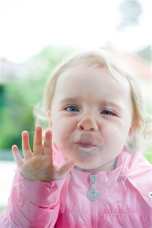 simsearch:600-03016954,k - Little Girl Pressing Her Face Against the Window Foto de stock - Sin royalties Premium, Código: 600-02922776