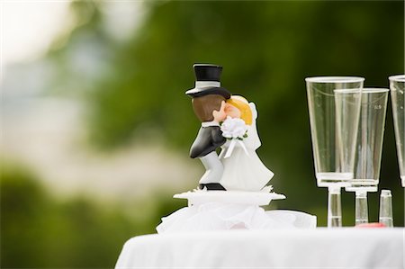 figurine - Gâteau de mariage Topper et coupes à Champagne Photographie de stock - Premium Libres de Droits, Code: 600-02922796