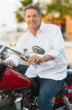 Homme assis sur une moto Photographie de stock - Premium Libres de Droits, Code: 600-02957659