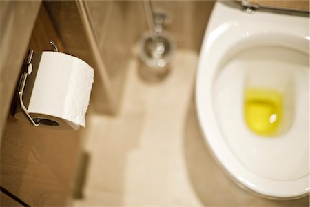 Urine dans les toilettes Photographie de stock - Premium Libres de Droits, Code: 600-02957796