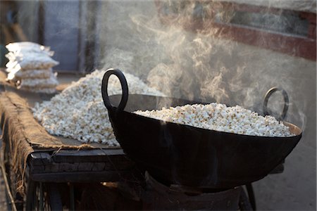 Food Stand in Rishikesh, Uttarakhand, India Foto de stock - Sin royalties Premium, Código: 600-02957931