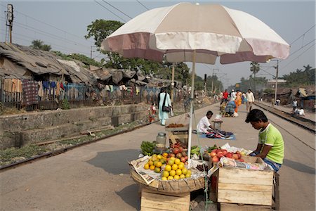 simsearch:700-02973021,k - Fruit se tenir debout sur une plate-forme de Train à Calcutta, Bengale occidental, Inde Photographie de stock - Premium Libres de Droits, Code: 600-02958071