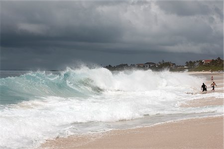 simsearch:600-06438868,k - Personnes qui jouent dans les grosses vagues, Paradise Island, Bahamas Photographie de stock - Premium Libres de Droits, Code: 600-02967515