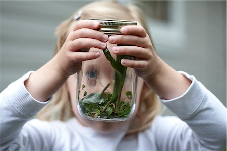 Girl Looking at a Caterpillar in a Jar Foto de stock - Sin royalties Premium, Código: 600-02967519