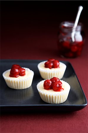 Mini gâteaux au fromage cerise Photographie de stock - Premium Libres de Droits, Code: 600-02967813