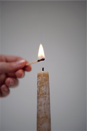 fósforo - Lighting Candle Foto de stock - Sin royalties Premium, Código: 600-02972934