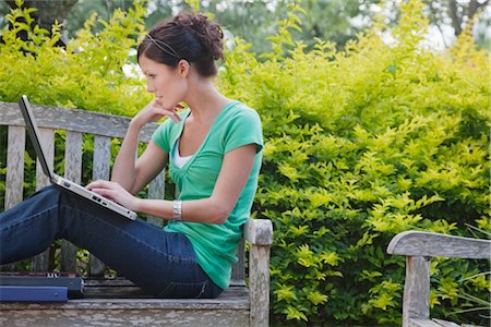 University Student Sitting on a Bench Using a Laptop Computer Foto de stock - Sin royalties Premium, Código: 600-02973169