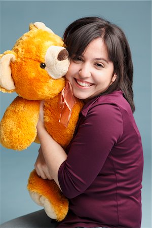 puéril - Femme étreignant un ours en peluche Photographie de stock - Premium Libres de Droits, Code: 600-03004437