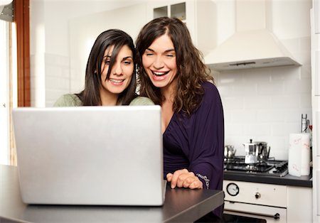 rk - Femmes à l'aide d'ordinateur portable Photographie de stock - Premium Libres de Droits, Code: 600-03005146
