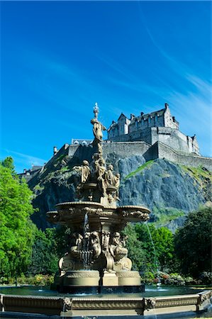 famous scottish landmarks - Edinburgh Castle from Princes Street Gardens, Edinburgh, Scotland Foto de stock - Sin royalties Premium, Código: 600-03005161