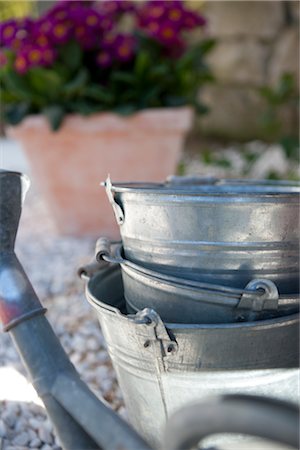 pails garden - Watering Can and Stack of Metal Buckets Foto de stock - Sin royalties Premium, Código: 600-03005332