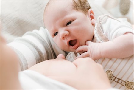 Bébé nouveau-né de mère l'allaitement Photographie de stock - Premium Libres de Droits, Code: 600-03003429