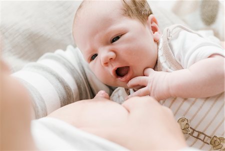 sein allaitant - Bébé nouveau-né de mère l'allaitement Photographie de stock - Premium Libres de Droits, Code: 600-03003429