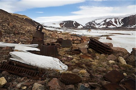 Artifacts and Whale Bones Outside an Abandoned RCMP Post, Craig Harbour, Nunavut, Canada Foto de stock - Sin royalties Premium, Código: 600-03014783