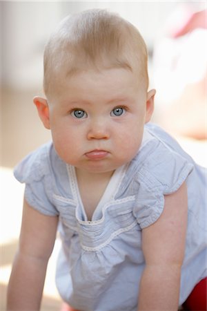 faire la moue - Portrait de bébé fille Photographie de stock - Premium Libres de Droits, Code: 600-03016961