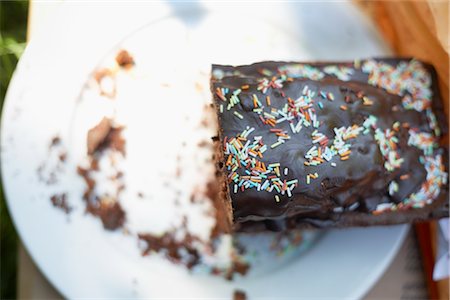 schokostreusel - Die Hälfte der Schokoladen-Kuchen mit Streuseln auf Platte Stockbilder - Premium RF Lizenzfrei, Bildnummer: 600-03017268