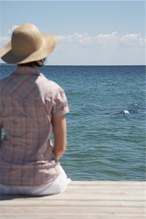 fin - Woman Sitting at End of Dock Foto de stock - Sin royalties Premium, Código: 600-03017286