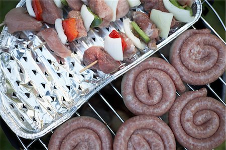 simsearch:614-09253730,k - Sausage and Kebabs on Barbecue Foto de stock - Sin royalties Premium, Código: 600-03017280