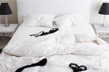 défait - Lingerie sur Unmade Bed Photographie de stock - Premium Libres de Droits, Code: 600-03017677