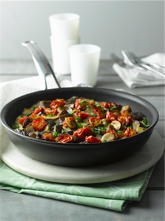 poêle (casserole) - Aubergine Frittata aux champignons et tomates Photographie de stock - Premium Libres de Droits, Code: 600-03017749