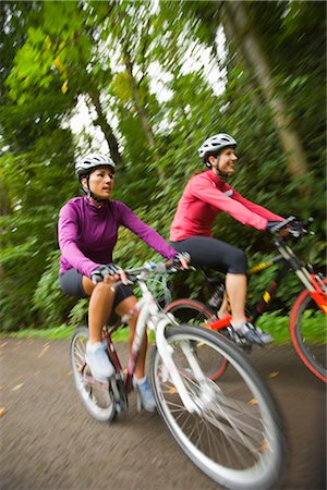 Femmes circonscription vélos en forêt, Seattle, Washington, USA Photographie de stock - Premium Libres de Droits, Code: 600-03017959