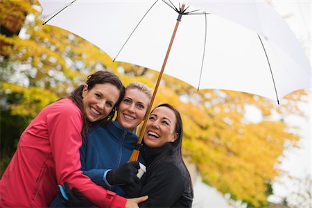 simsearch:600-04931712,k - Femmes partage parapluie, Seattle, Washington, USA Photographie de stock - Premium Libres de Droits, Code: 600-03017953