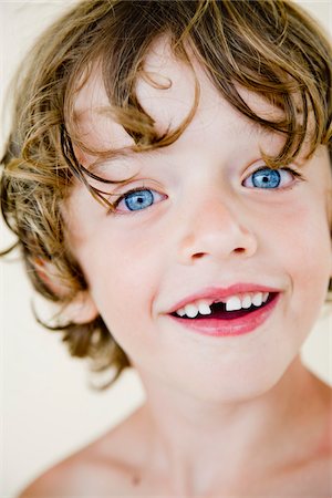 portrait little boy blonde curly hair - Boy With Missing Tooth Stock Photo - Premium Royalty-Free, Code: 600-03053969
