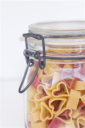 simsearch:600-03621316,k - Heart Shaped Pasta in Jar Foto de stock - Sin royalties Premium, Código: 600-03067856