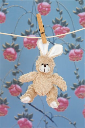 simsearch:600-02244941,k - Stuffed Rabbit on Clothesline Foto de stock - Royalty Free Premium, Número: 600-03067873