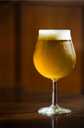 Verre de bière sur comptoir Photographie de stock - Premium Libres de Droits, Code: 600-03075833