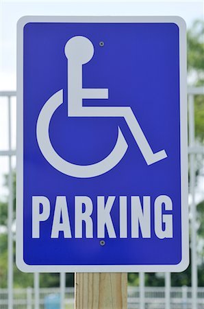 panneau de signalisation - Fauteuil roulant accessible Parking Photographie de stock - Premium Libres de Droits, Code: 600-03152236