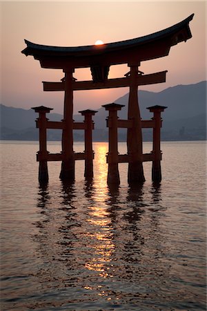portão de torii - Torii Gate, Itsukushima Shrine, Itsukushima, Hatsukaichi, Hiroshima Prefecture, Japan Foto de stock - Royalty Free Premium, Número: 600-03152246