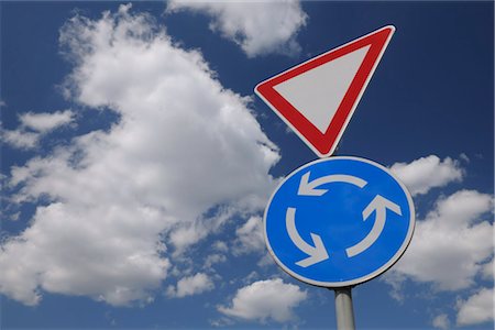 Yield Sign and Traffic Circle Sign, Bavaria, Germany Stock Photo - Premium Royalty-Free, Code: 600-03152855