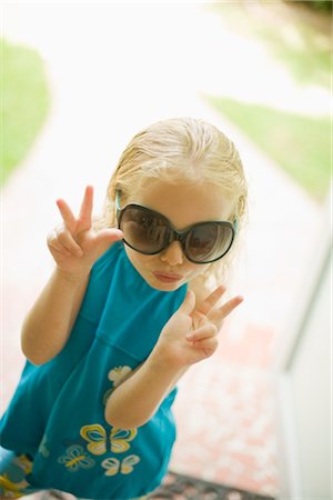 prétendre - Jeune fille portant des lunettes de soleil Photographie de stock - Premium Libres de Droits, Code: 600-03152948