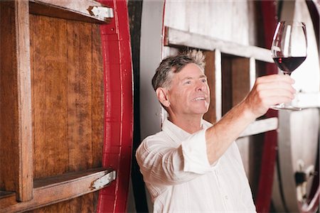 simsearch:862-03354331,k - Homme en examinant un verre de vin de cave Photographie de stock - Premium Libres de Droits, Code: 600-03152995