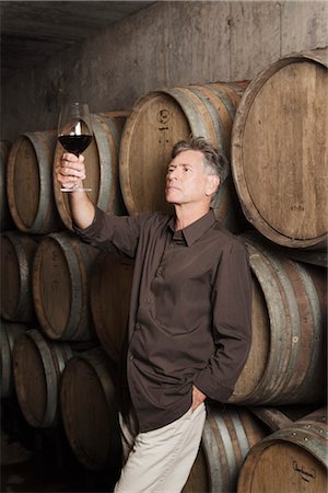 Winemaker Examining a Glass of Wine Foto de stock - Sin royalties Premium, Código: 600-03153012