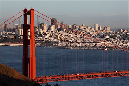 simsearch:700-06758301,k - Golden Gate Bridge North Tower and San Francisco at Sunset, California, USA Foto de stock - Royalty Free Premium, Número: 600-03178375