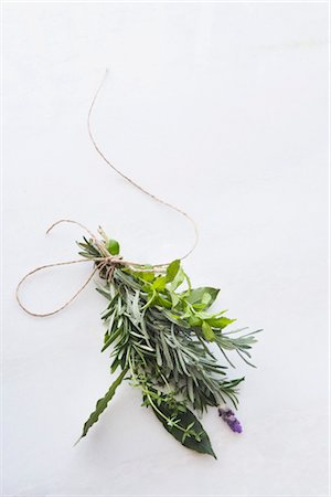 fresh rosemary - Assorted Herbs Bundled Together Foto de stock - Sin royalties Premium, Código: 600-03171576