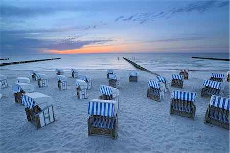 Chaises longues sur la plage au coucher du soleil, la mer Baltique, Mecklembourg-Poméranie occidentale, Allemagne Photographie de stock - Premium Libres de Droits, Code: 600-03171618