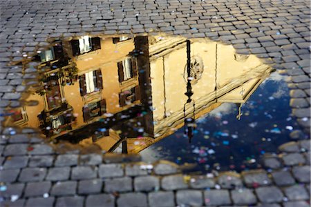Confettis et réflexion du bâtiment dans une flaque d'eau, Piazza Navona, Rome, Italie Photographie de stock - Premium Libres de Droits, Code: 600-03171635