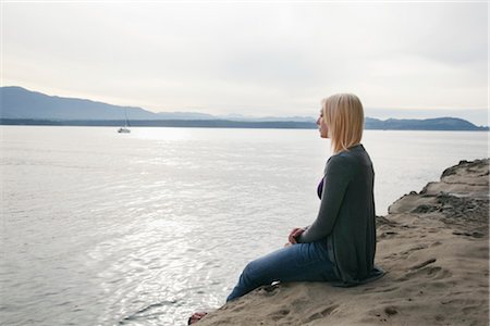 Woman Sitting on the Beach, Vancouver, BC, Canada Foto de stock - Sin royalties Premium, Código: 600-03195048