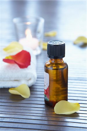 simsearch:600-06674994,k - Aromatherapy Oil Stock Photo - Premium Royalty-Free, Code: 600-03210357