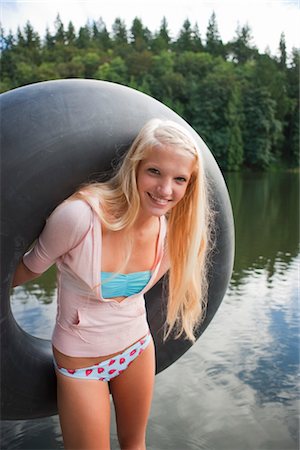 flotadores - Woman on Dock Holding an Inner Tube, Near Portland, Oregon, USA Foto de stock - Sin royalties Premium, Código: 600-03210544