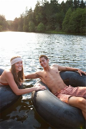 Jeune Couple flottant sur chambres à air sur le lac, près de Portland, Oregon, Etats-Unis Photographie de stock - Premium Libres de Droits, Code: 600-03210549