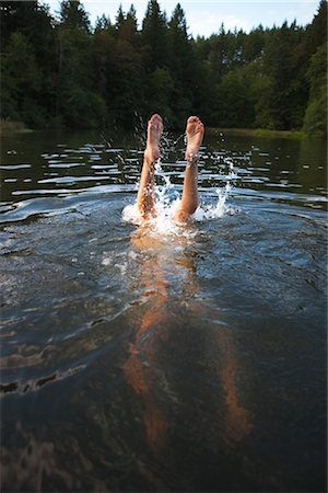 fond (bas) - Adolescente plonger jusqu'au fond du lac, près de Portland, Oregon, Etats-Unis Photographie de stock - Premium Libres de Droits, Code: 600-03210559