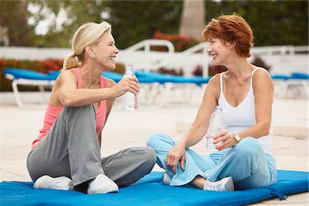 seniors friends talking - Two Women Exercising Foto de stock - Sin royalties Premium, Código: 600-03227501