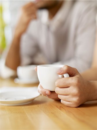 fokus auf vordergrund - Frau trinkt eine Tasse Kaffee in Wine Bar, Toronto, Ontario, Kanada Stockbilder - Premium RF Lizenzfrei, Bildnummer: 600-03230240